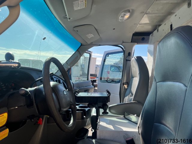 Used 2006 Ford E-350 and Econoline 350 Super Duty RWD image 16