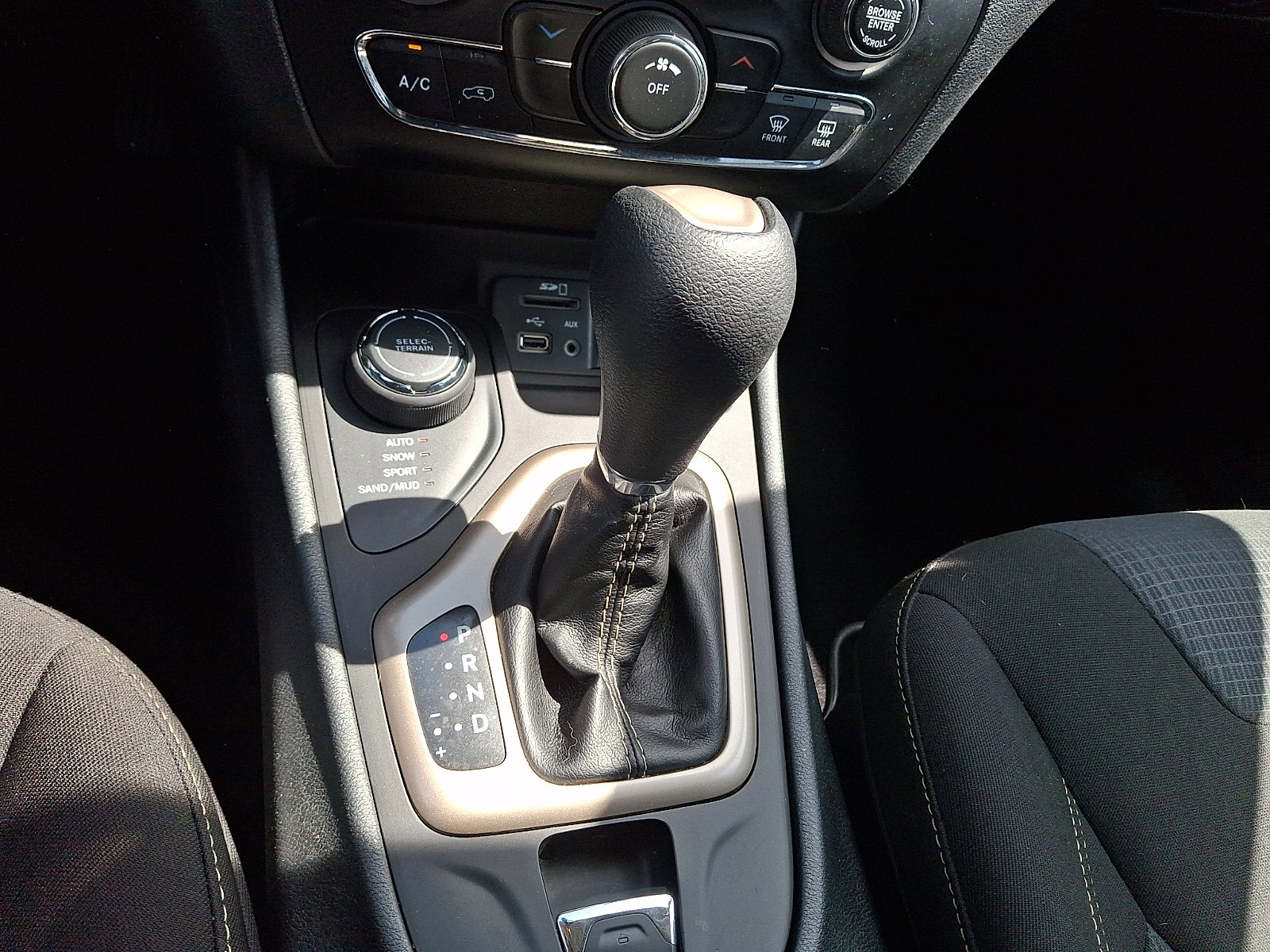 Used 2016 Jeep Cherokee Latitude w/ Safety/Convenience Group AWD/4WD image 15