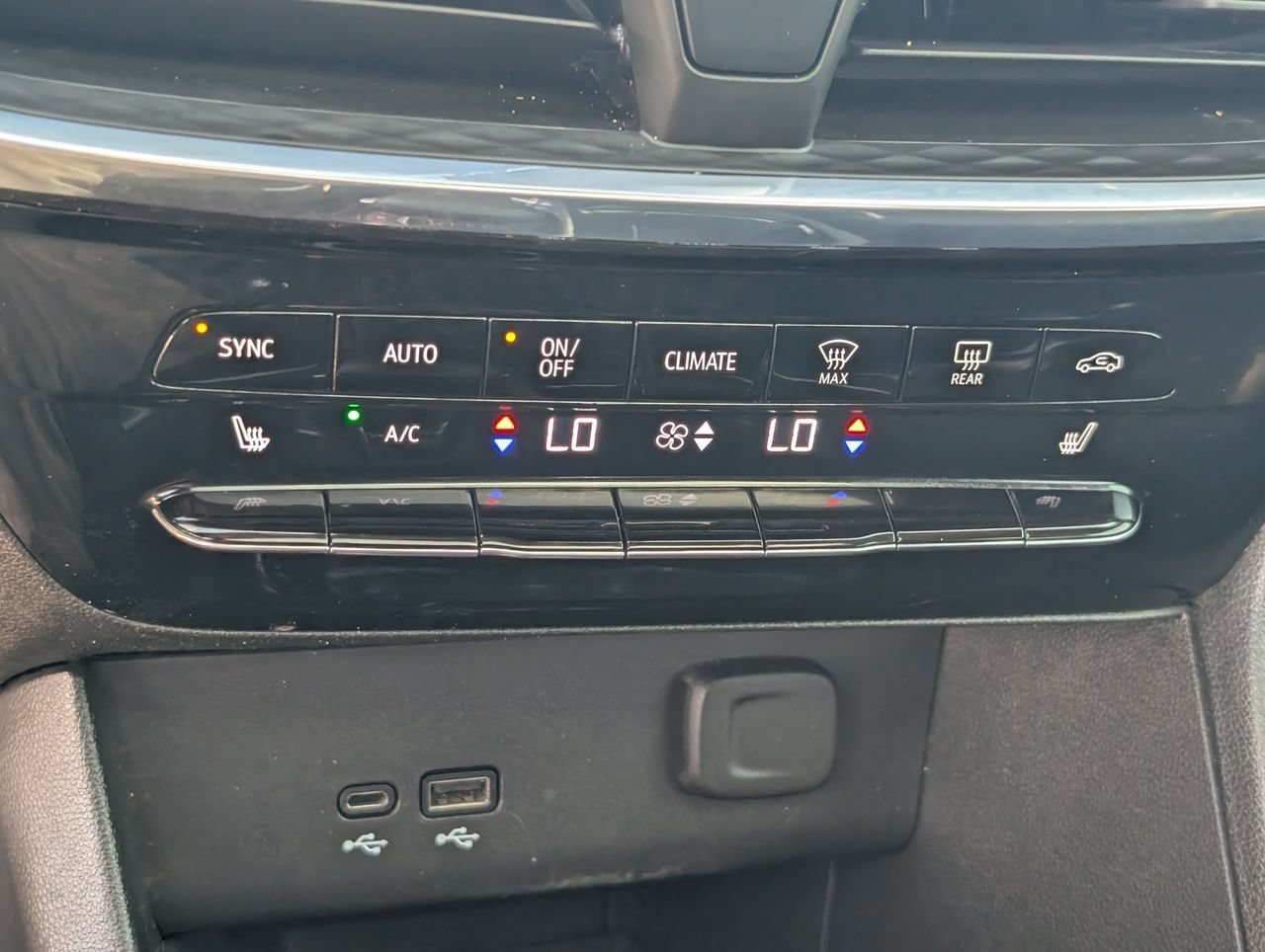 Used 2024 Buick Encore GX Avenir w/ Avenir Technology Package FWD image 14