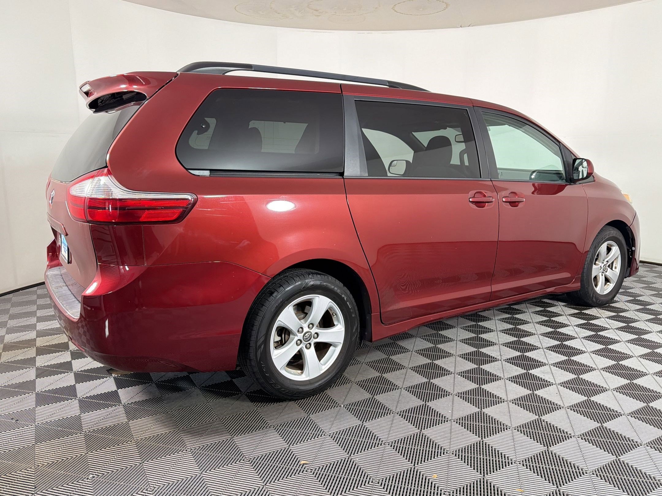 Used 2018 Toyota Sienna LE image 8