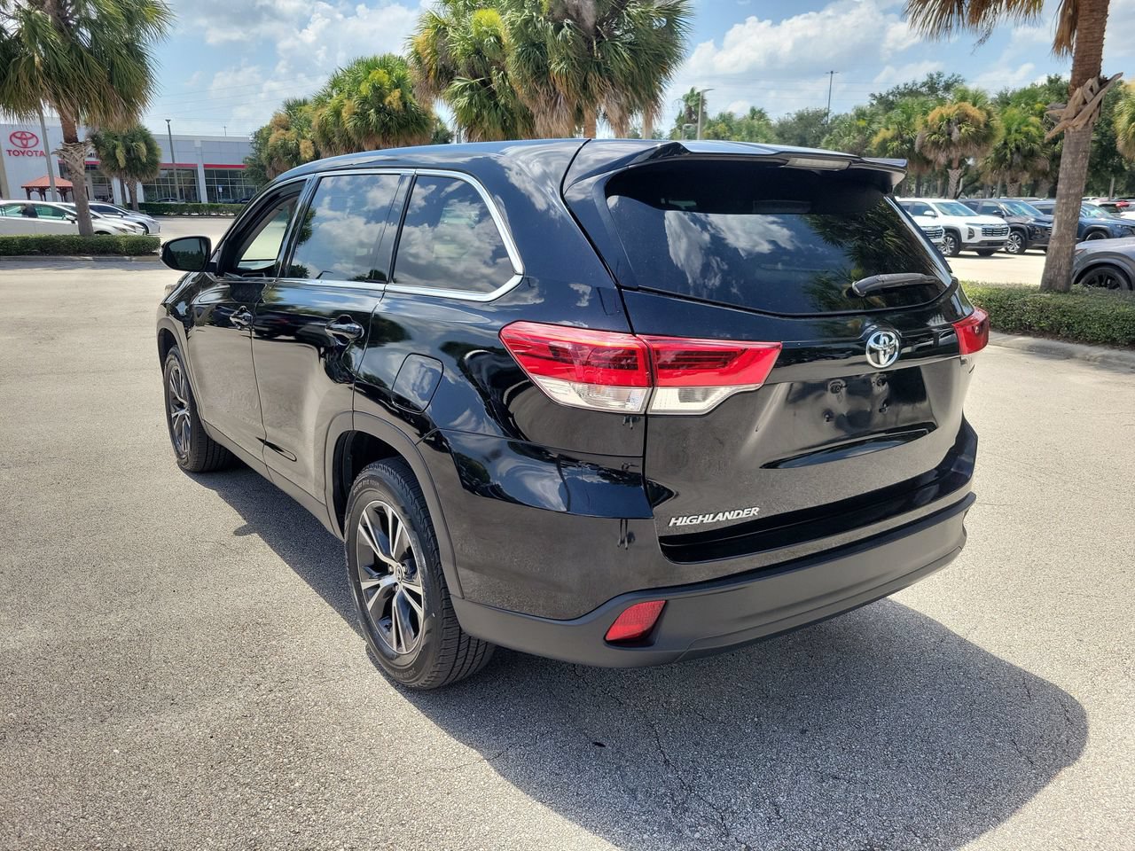 Used 2019 Toyota Highlander LE FWD image 4