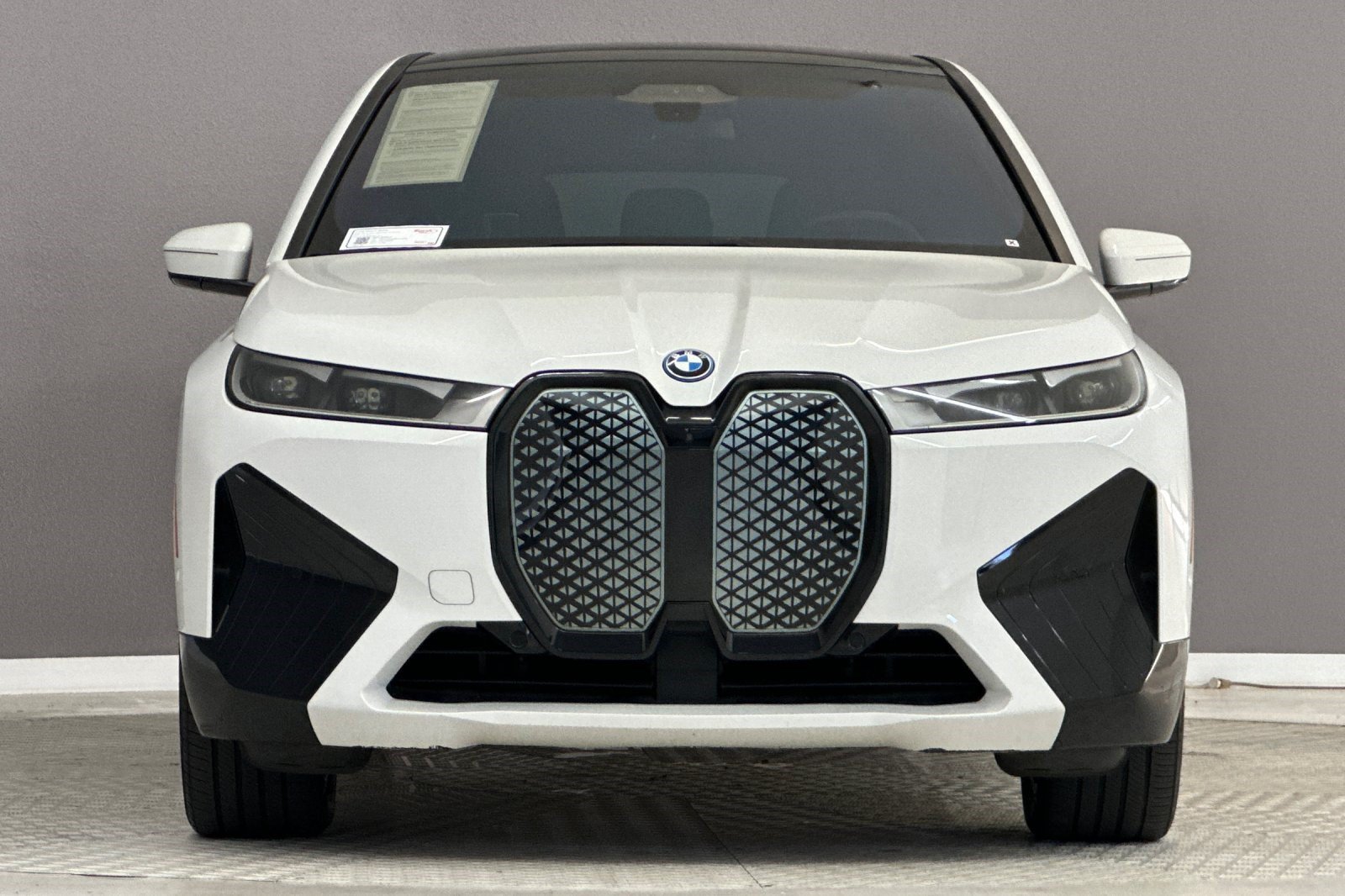 Used 2024 BMW iX xDrive50 w/ Sport Package AWD/4WD image 5