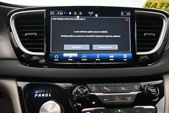 Used 2024 Chrysler Pacifica Touring-L FWD image 18