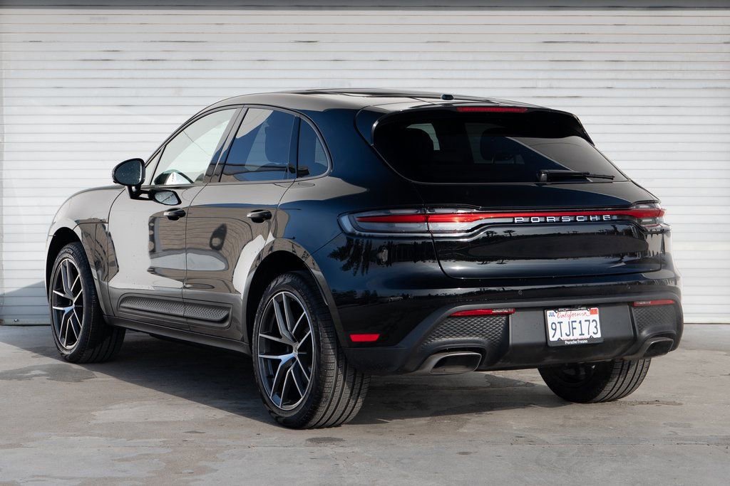 Certified 2025 Porsche Macan image 3