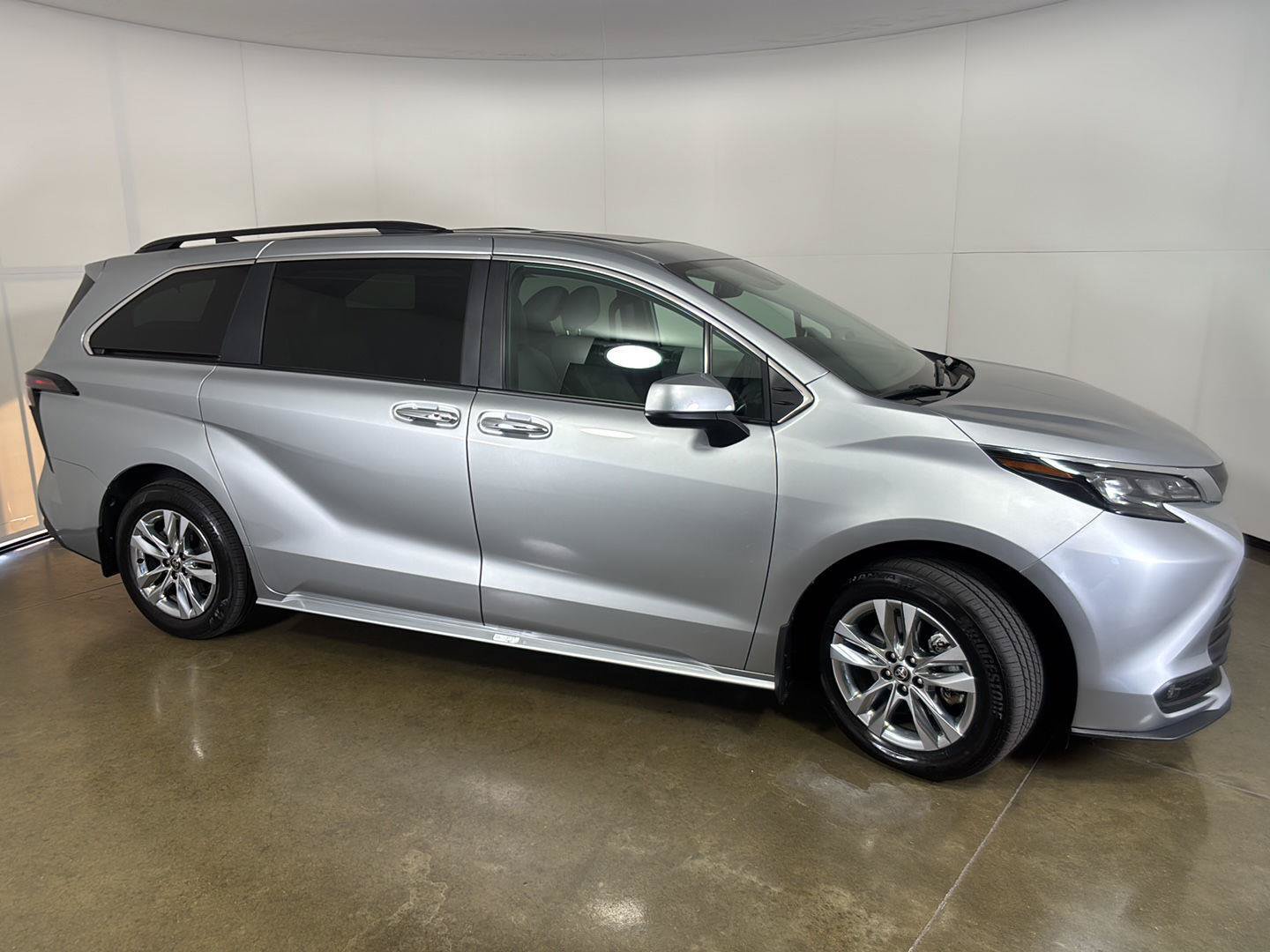 Used 2025 Toyota Sienna XLE w/ XLE Plus Package FWD image 9