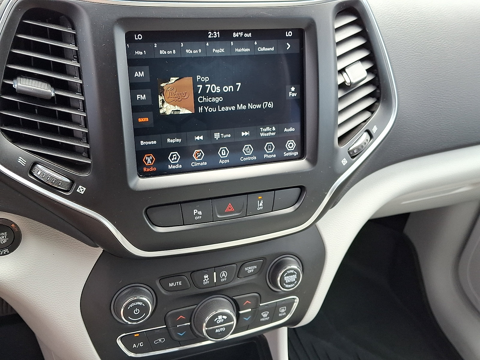 Used 2022 Jeep Cherokee Latitude Lux w/ Sun & Sound Group AWD/4WD image 16