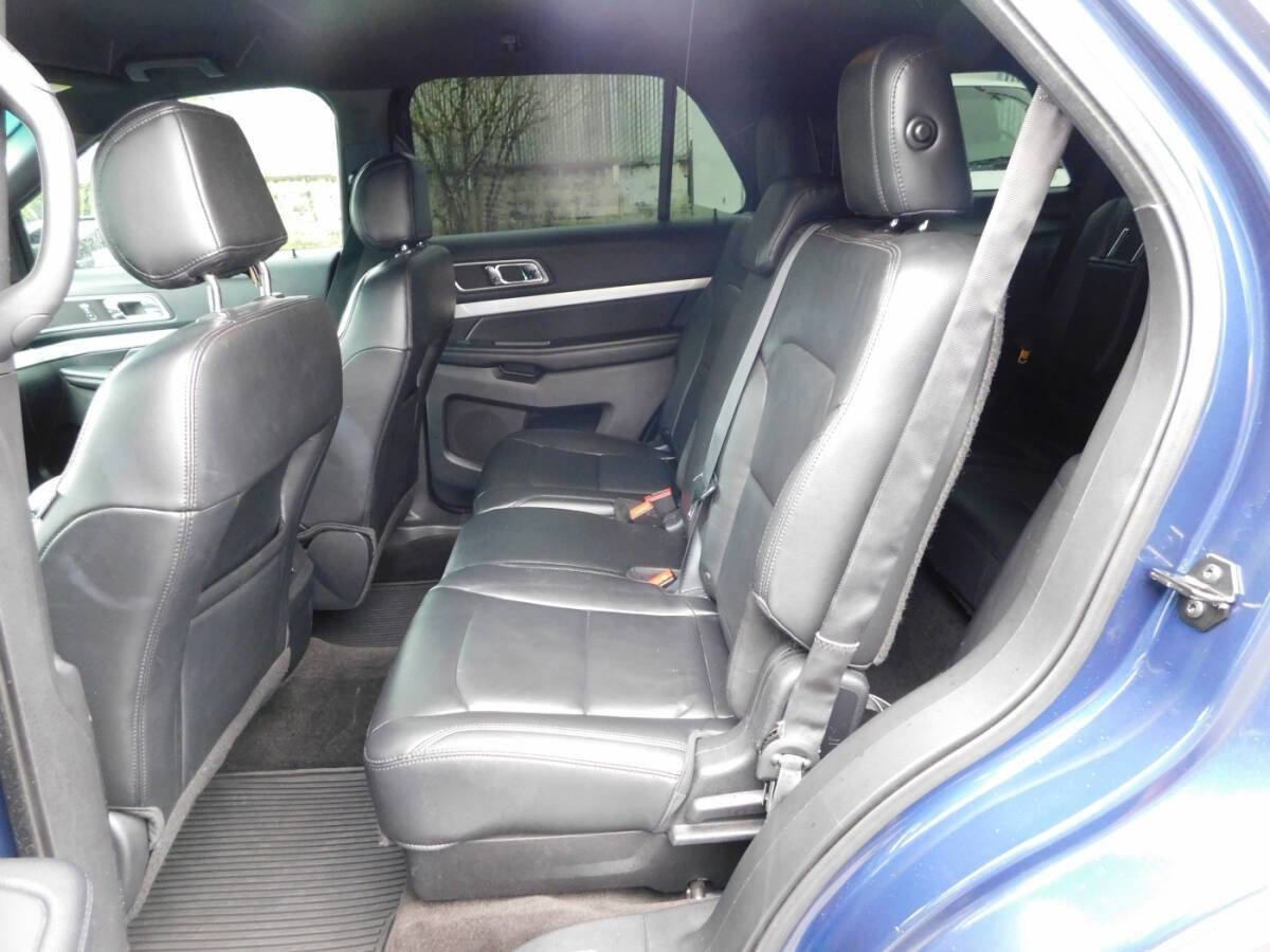 Used 2016 Ford Explorer XLT w/ Equipment Group 202A AWD/4WD image 8