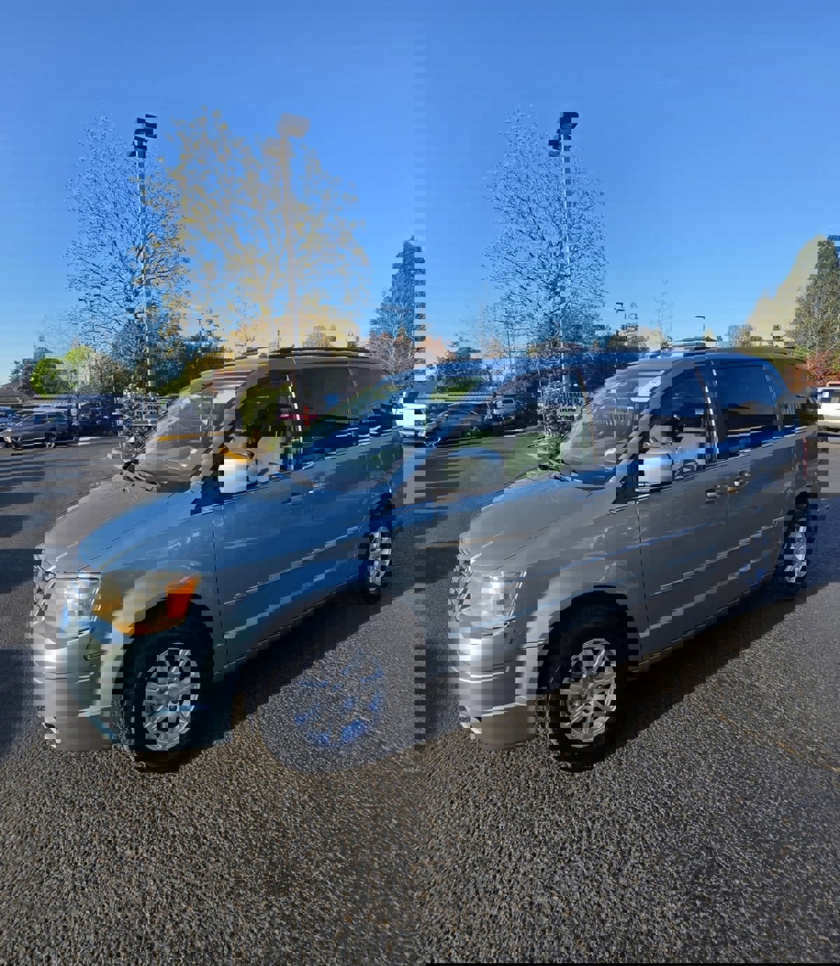 Used 2010 Chrysler Town & Country Touring FWD image 4