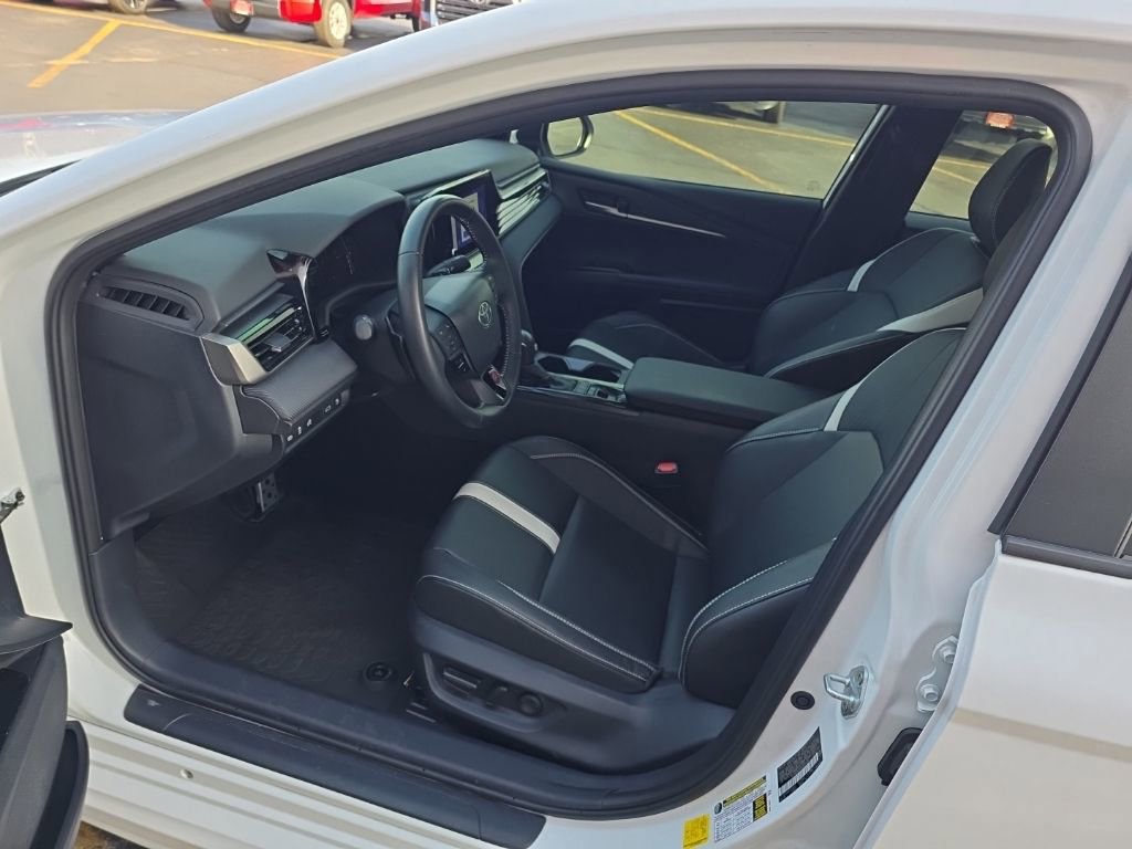 Used 2025 Toyota Camry SE image 14