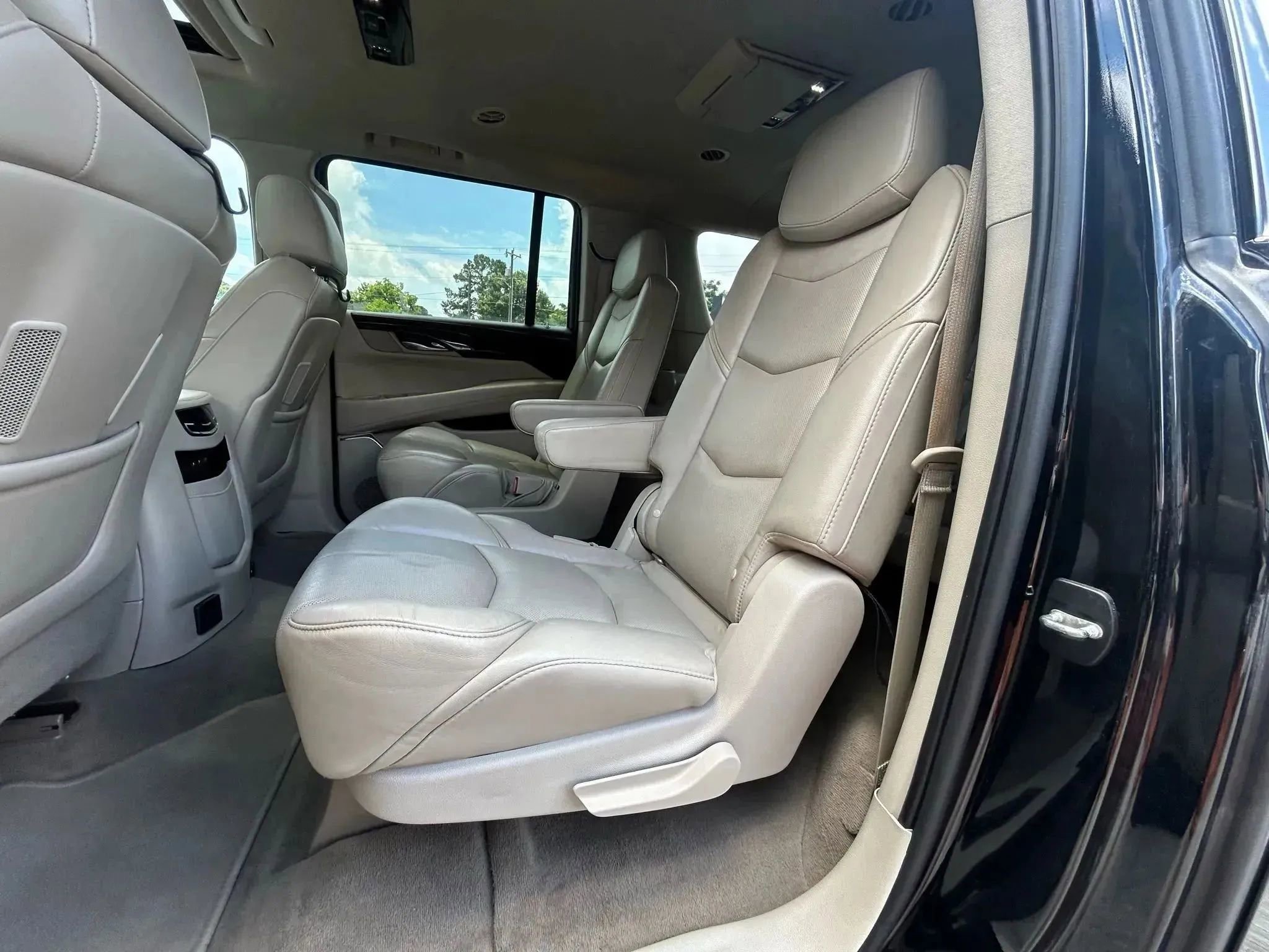 Used 2017 Cadillac Escalade ESV Premium Luxury image 37