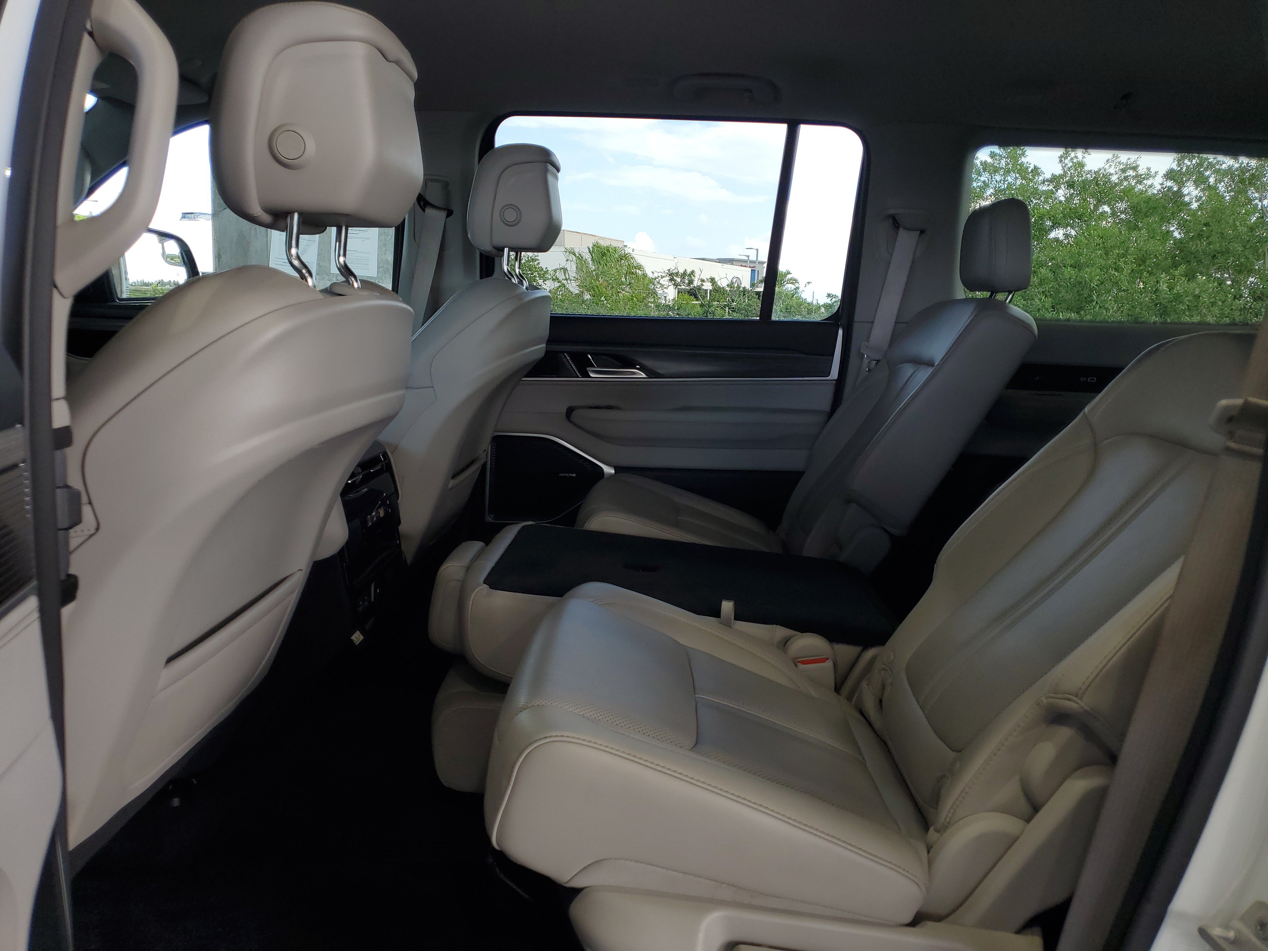 Certified 2024 Jeep Wagoneer L Series III w/ Flexible Seating Group AWD/4WD image 9