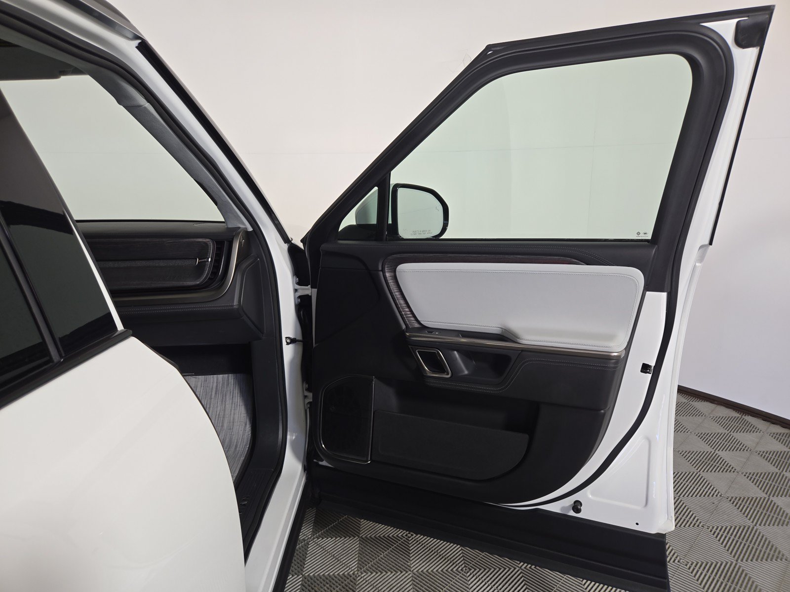Used 2023 Rivian R1S Launch Edition AWD/4WD image 18