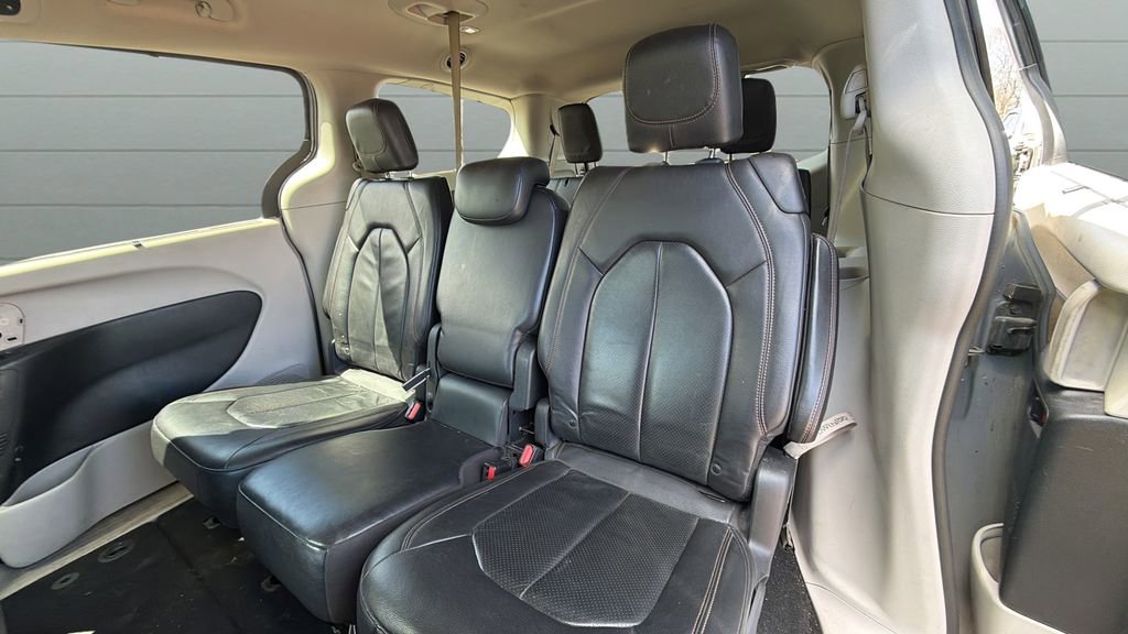 Used 2019 Chrysler Pacifica Touring-L FWD image 23