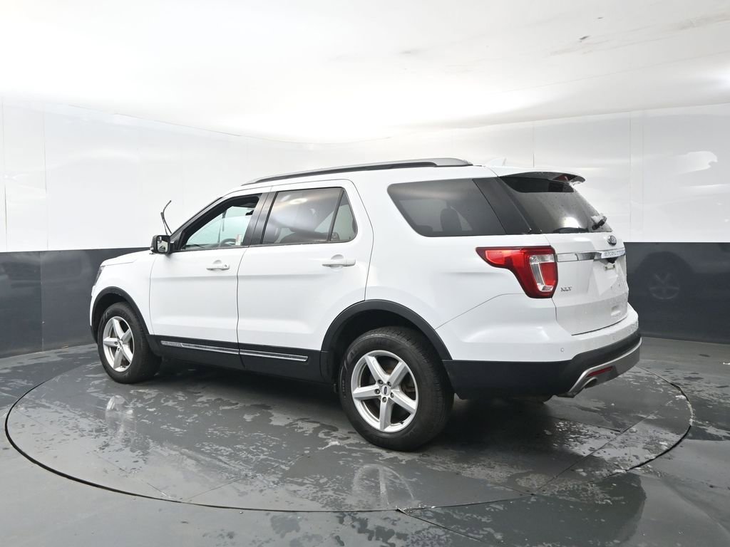 Used 2017 Ford Explorer XLT image 3