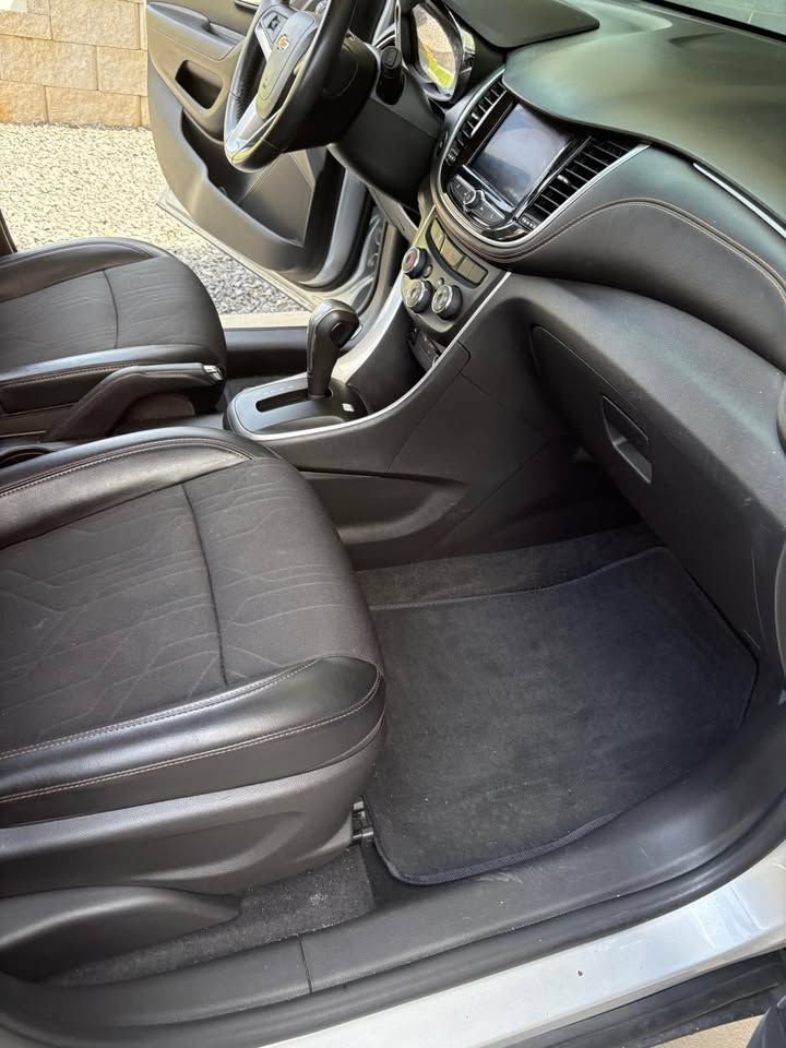 Used 2020 Chevrolet Trax LT w/ LT Convenience Package FWD image 8