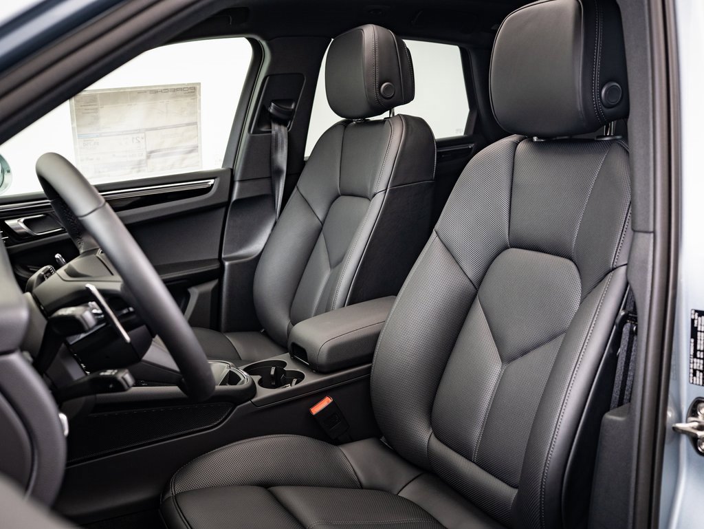 Used 2025 Porsche Macan image 5