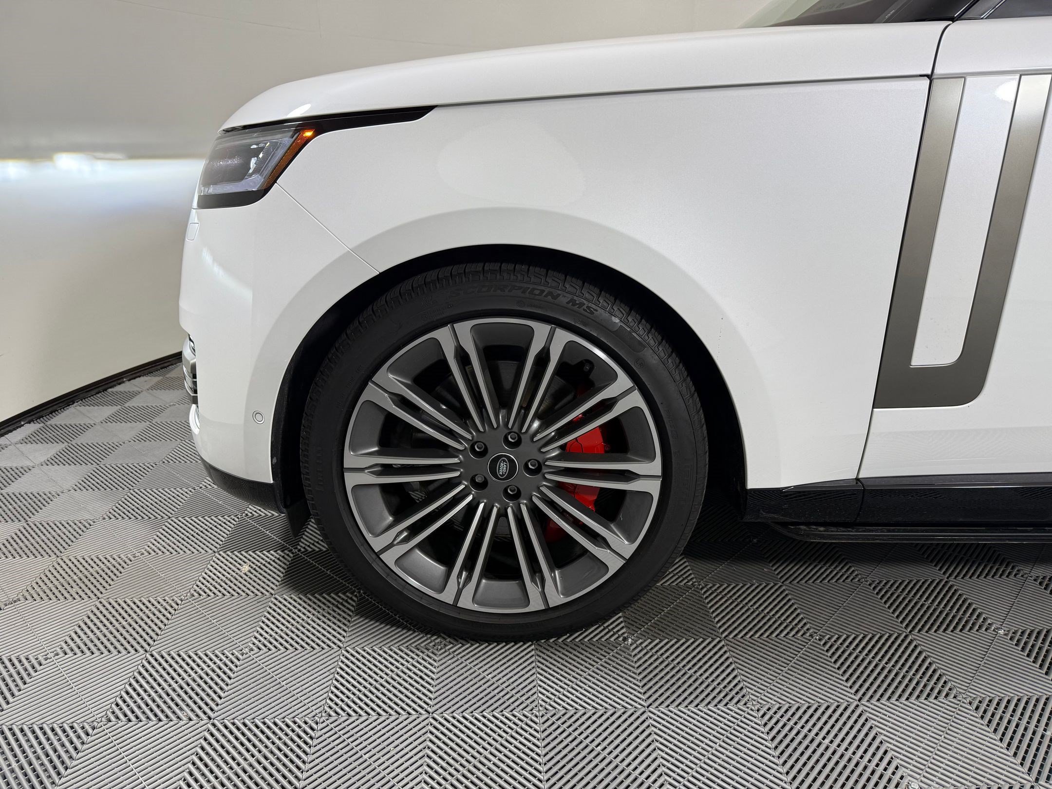 Used 2025 Land Rover Range Rover Long Wheelbase SE AWD/4WD image 13