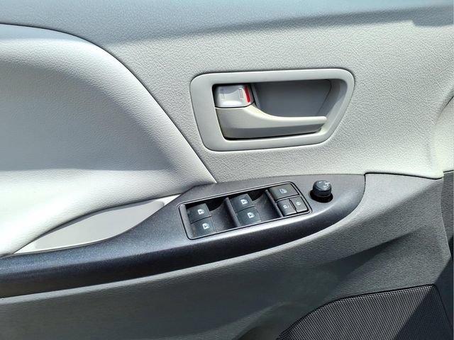 Used 2020 Toyota Sienna L FWD image 11