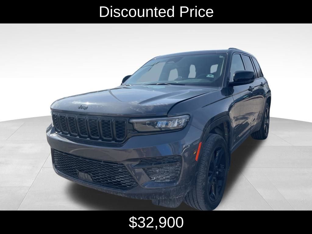 Used 2023 Jeep Grand Cherokee Altitude image 3