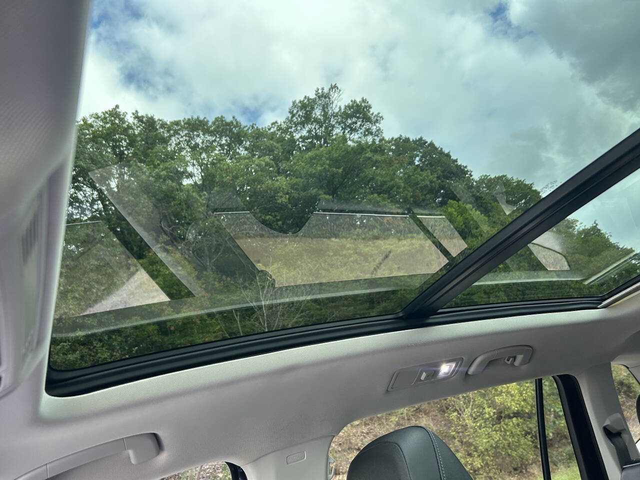 Used 2020 Volkswagen Tiguan SE w/ Panoramic Sunroof Package image 26