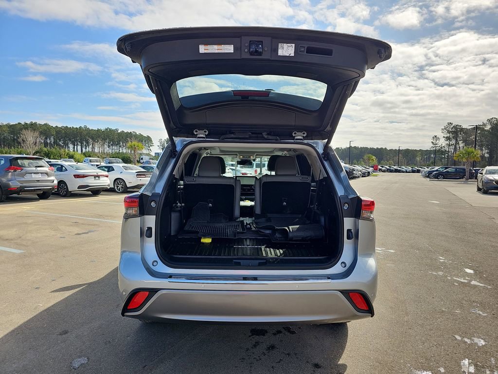 Used 2024 Toyota Highlander Platinum image 17