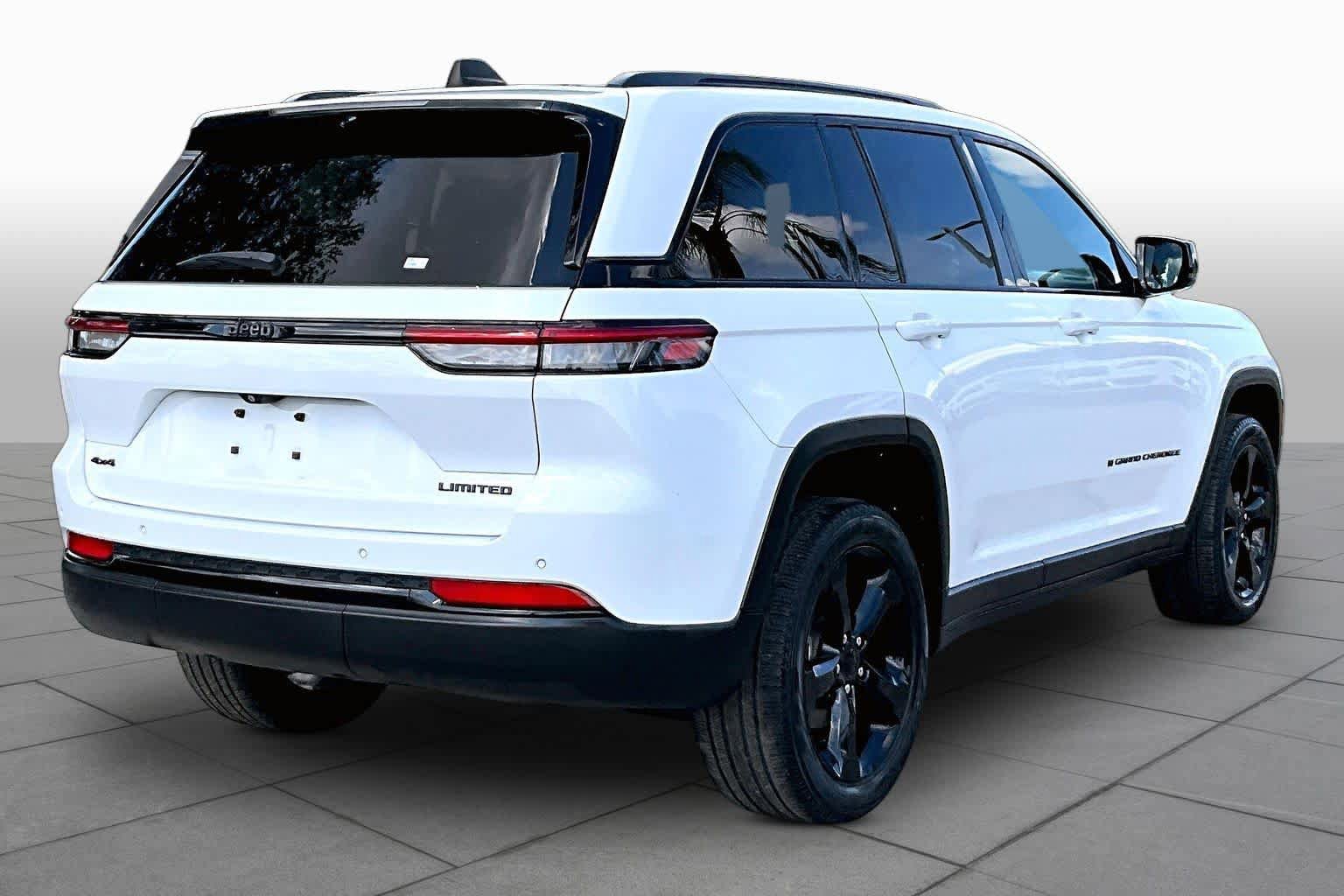 Used 2023 Jeep Grand Cherokee Limited w/ Luxury Tech Group II AWD/4WD image 13
