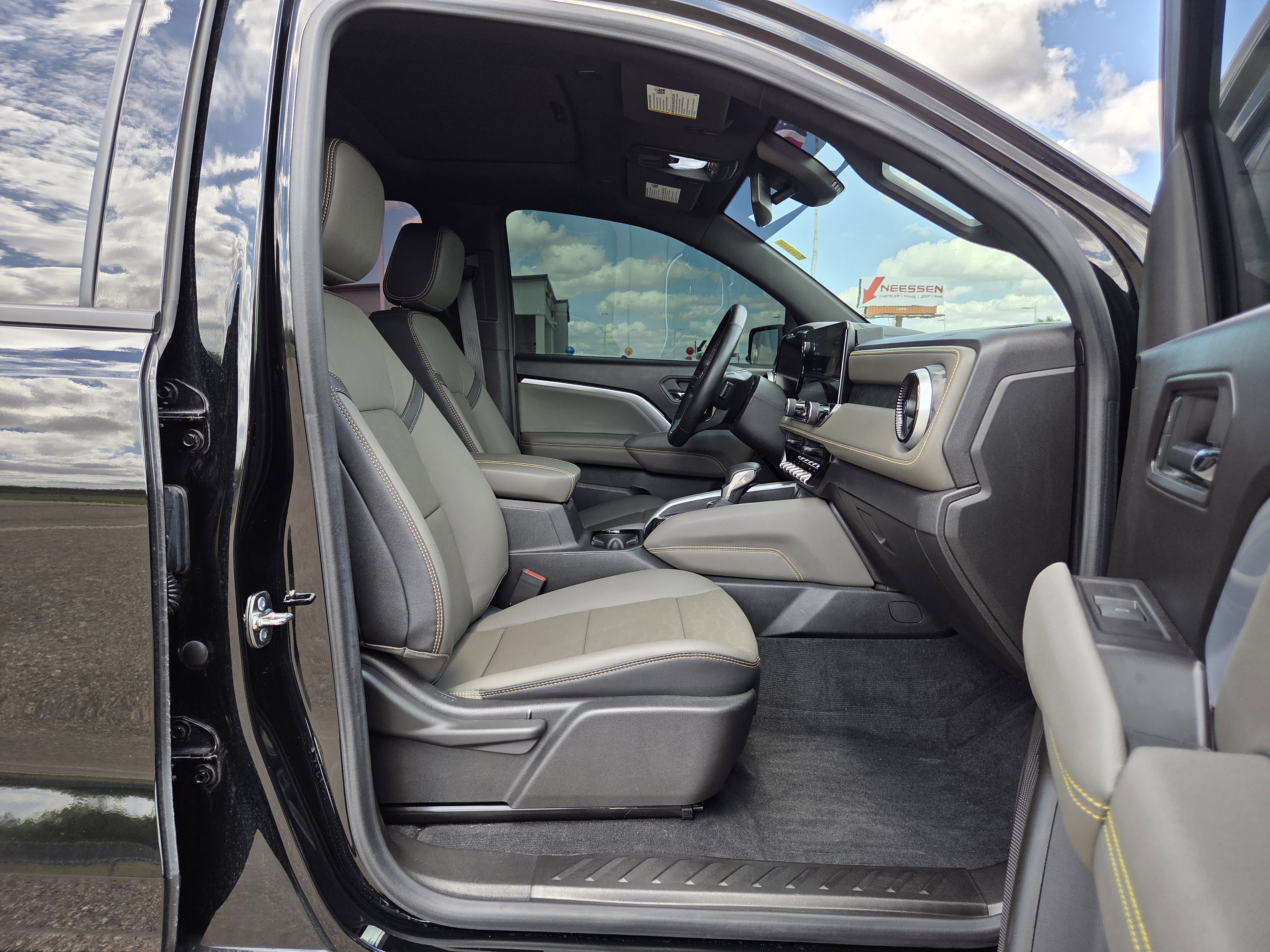 Used 2024 Chevrolet Colorado ZR2 w/ ZR2 Convenience Package III image 19