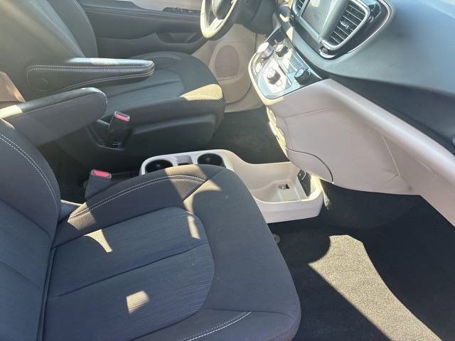 Used 2023 Chrysler Voyager LX image 36