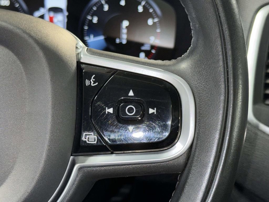 Used 2022 Volvo XC90 T6 Momentum w/ Climate Package image 30