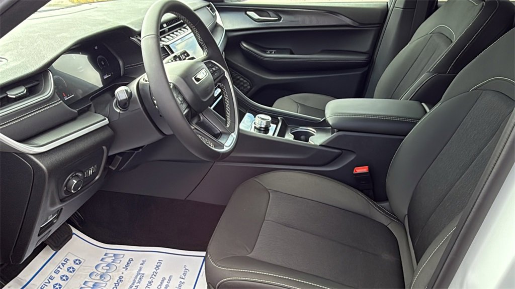 New 2025 Jeep Grand Cherokee L Laredo image 27