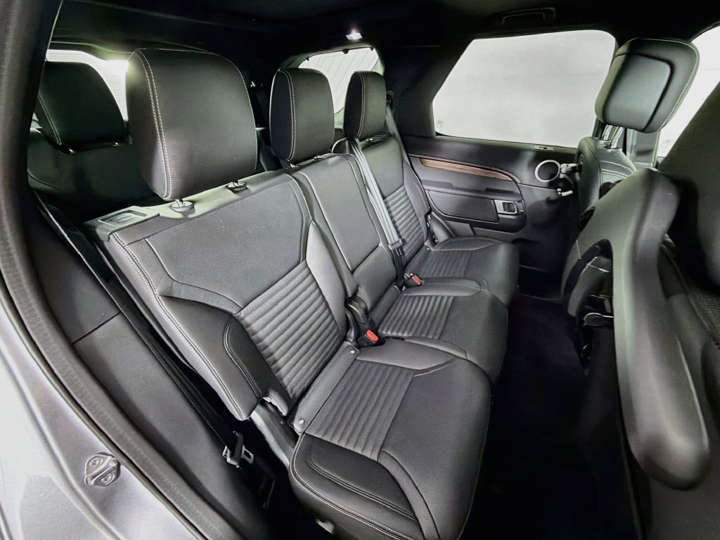 Used 2025 Land Rover Discovery Dynamic SE AWD/4WD image 30
