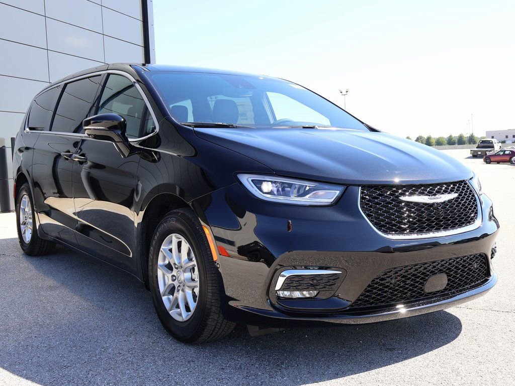 New 2026 Chrysler Pacifica Select image 6