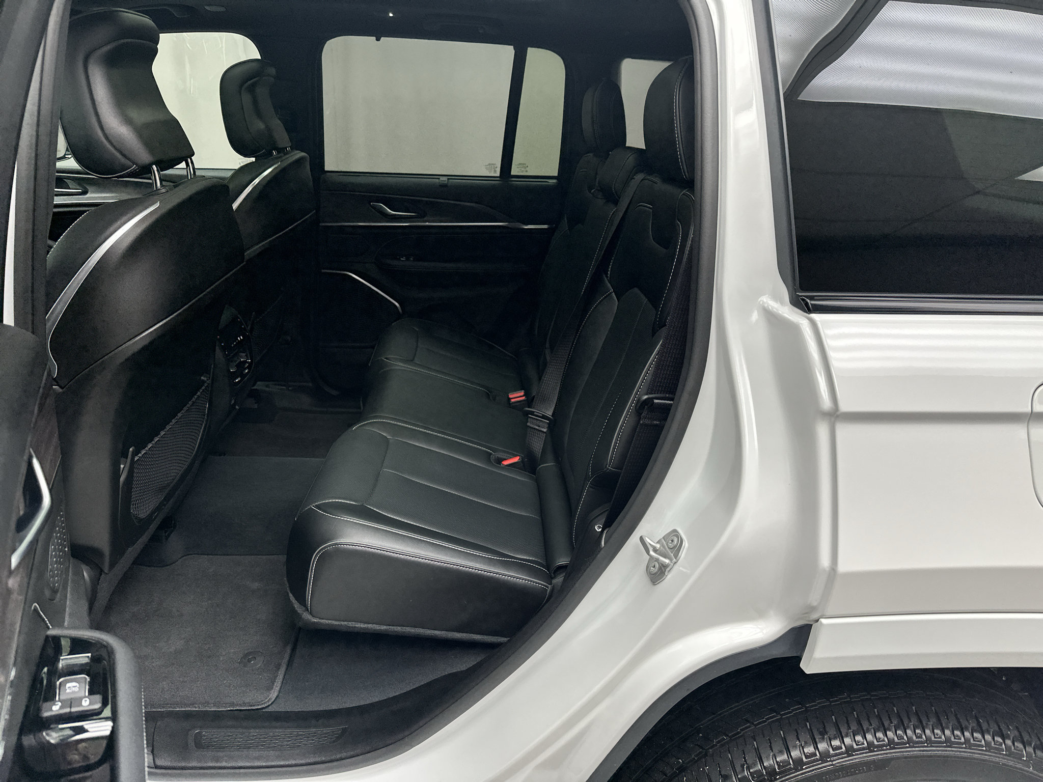 Used 2023 Jeep Grand Cherokee Overland w/ Luxury Tech Group IV AWD/4WD image 14