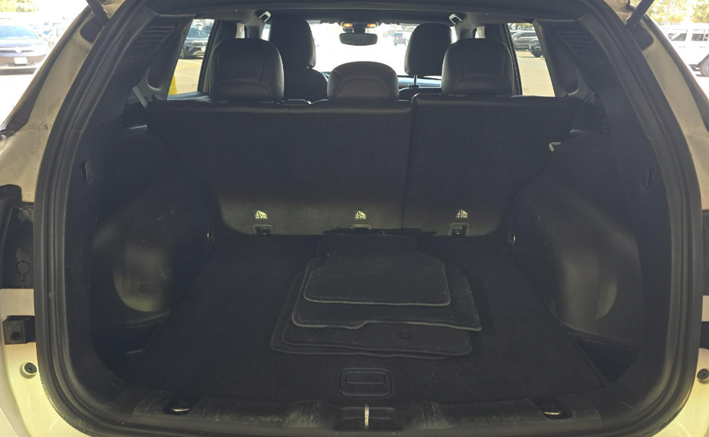 Used 2025 Jeep Compass Limited AWD/4WD image 2