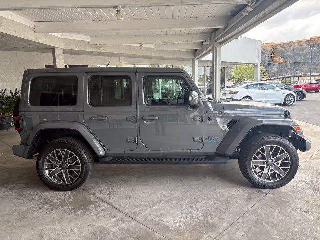Used 2023 Jeep Wrangler Unlimited Sahara AWD/4WD image 2