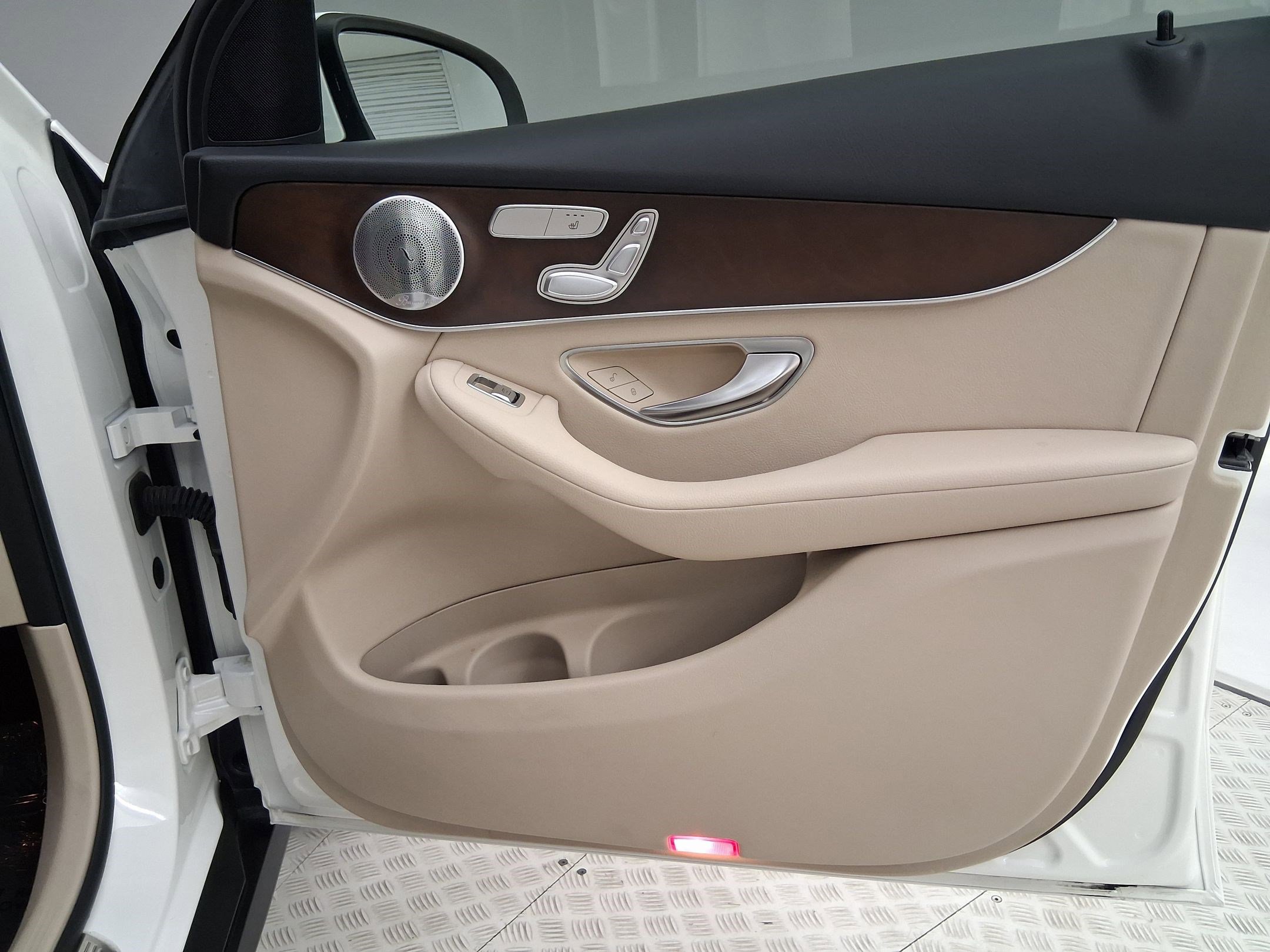 Used 2019 Mercedes-Benz GLC 350e 4MATIC image 34