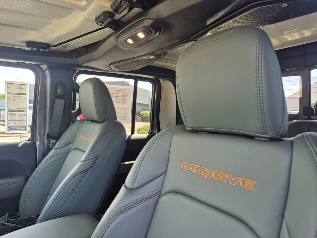 Used 2025 Jeep Gladiator Mojave w/ Convenience Group AWD/4WD image 9