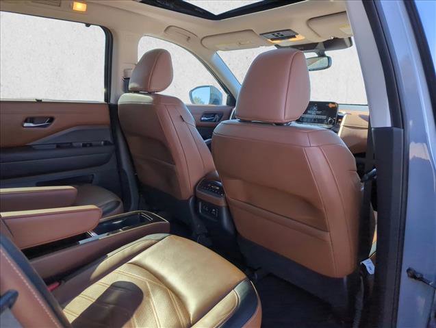 Used 2022 Nissan Pathfinder Platinum w/ Cargo Package image 18