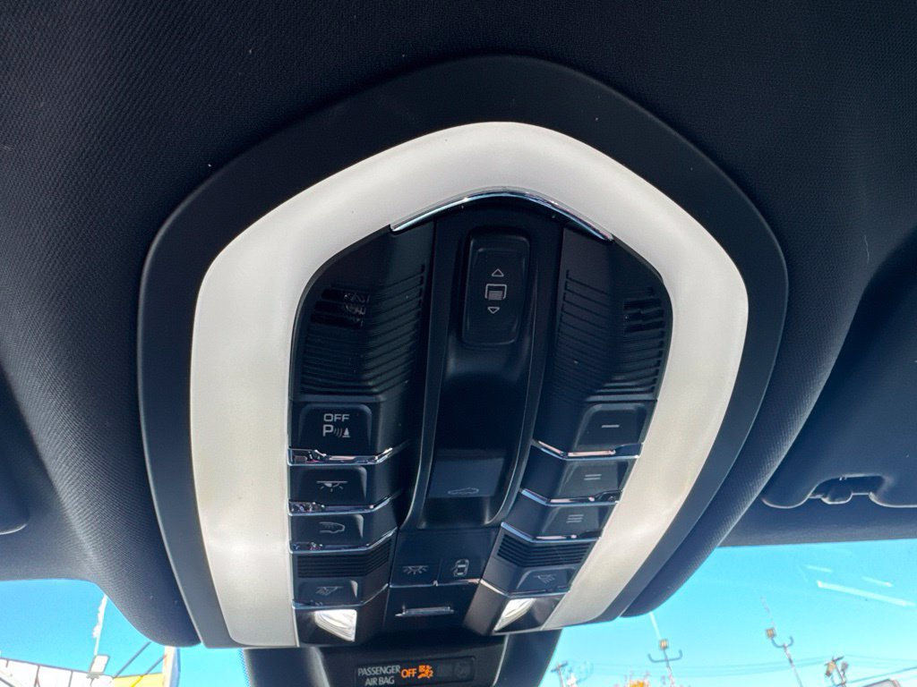 Used 2023 Porsche Macan AWD/4WD image 44