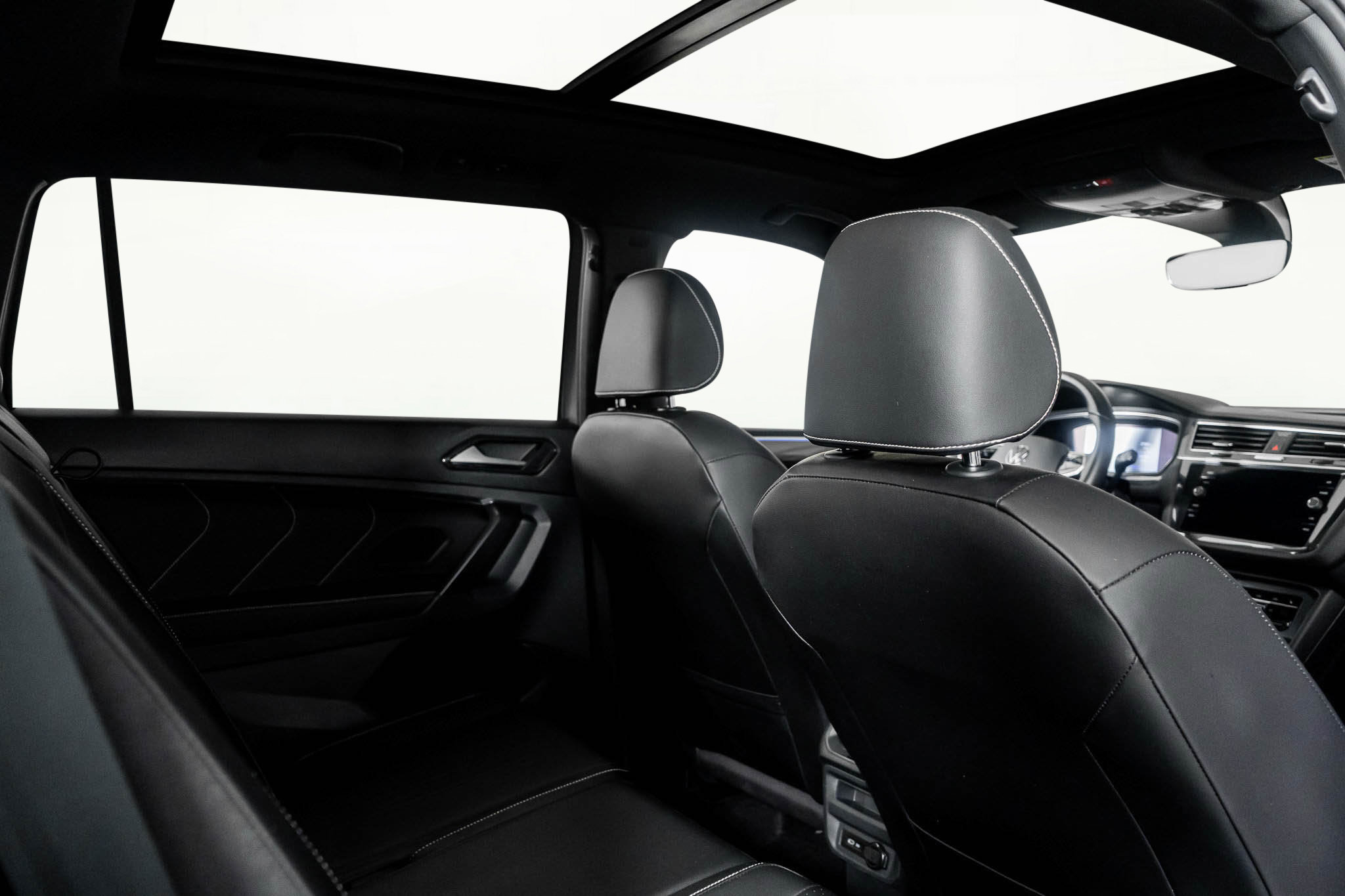 Used 2022 Volkswagen Tiguan SE R-Line image 42