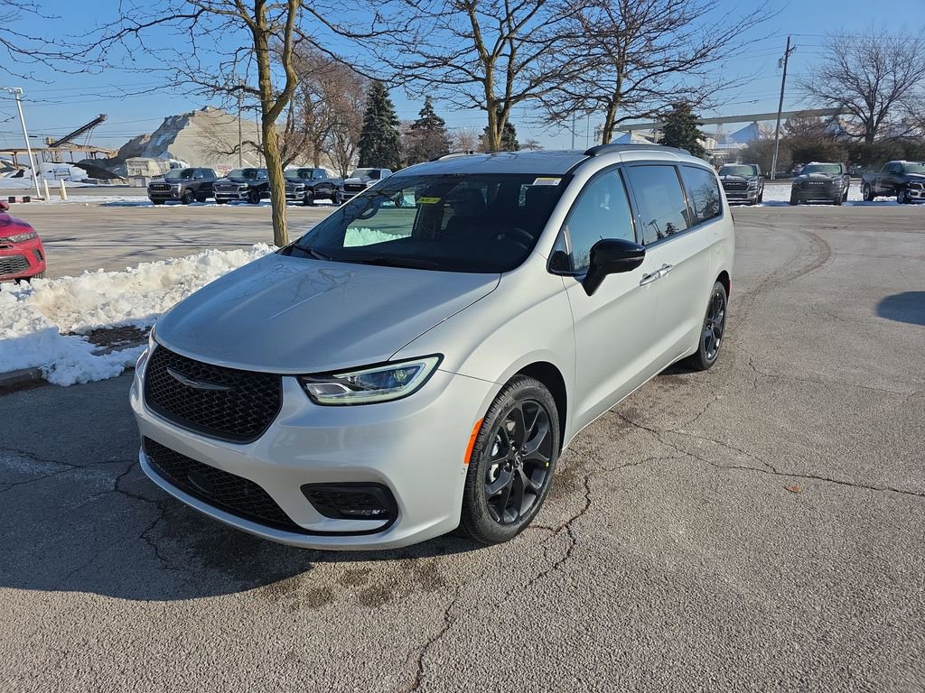 New 2026 Chrysler Pacifica Select