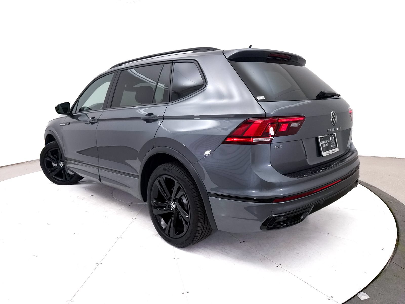 Used 2024 Volkswagen Tiguan SE R-Line AWD/4WD image 2