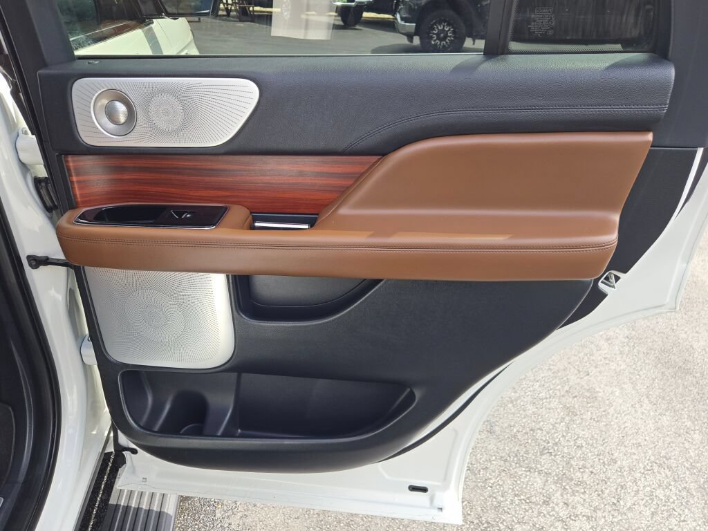 Used 2024 Lincoln Navigator Reserve AWD/4WD image 17