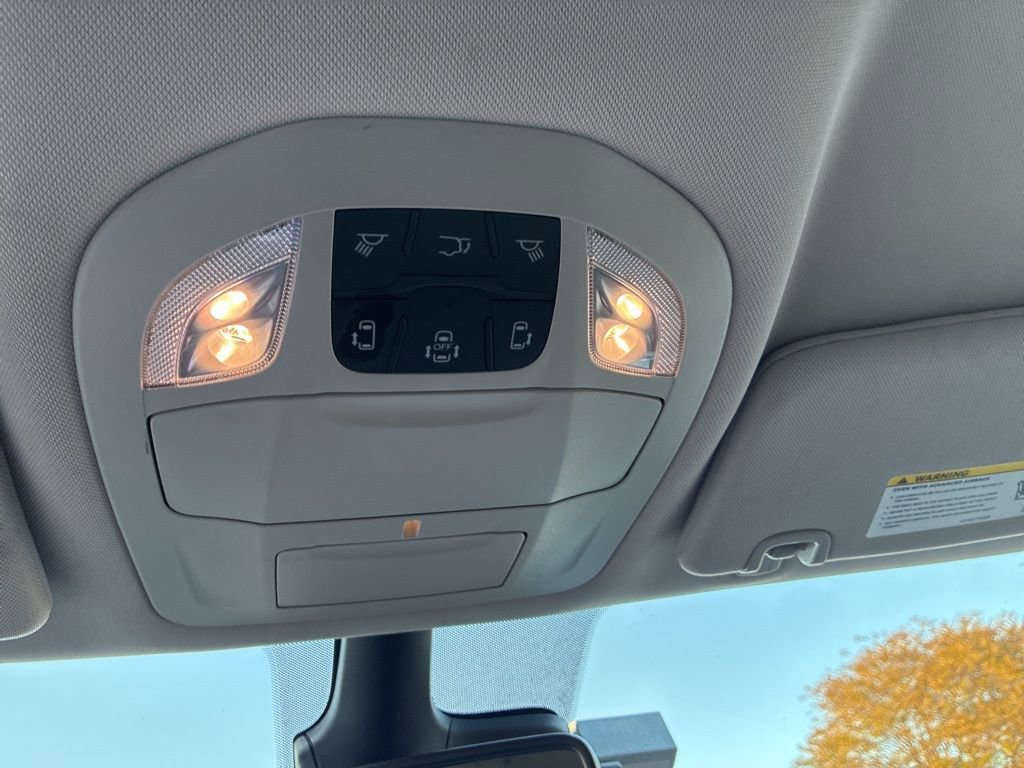 Used 2023 Chrysler Pacifica Touring-L image 15