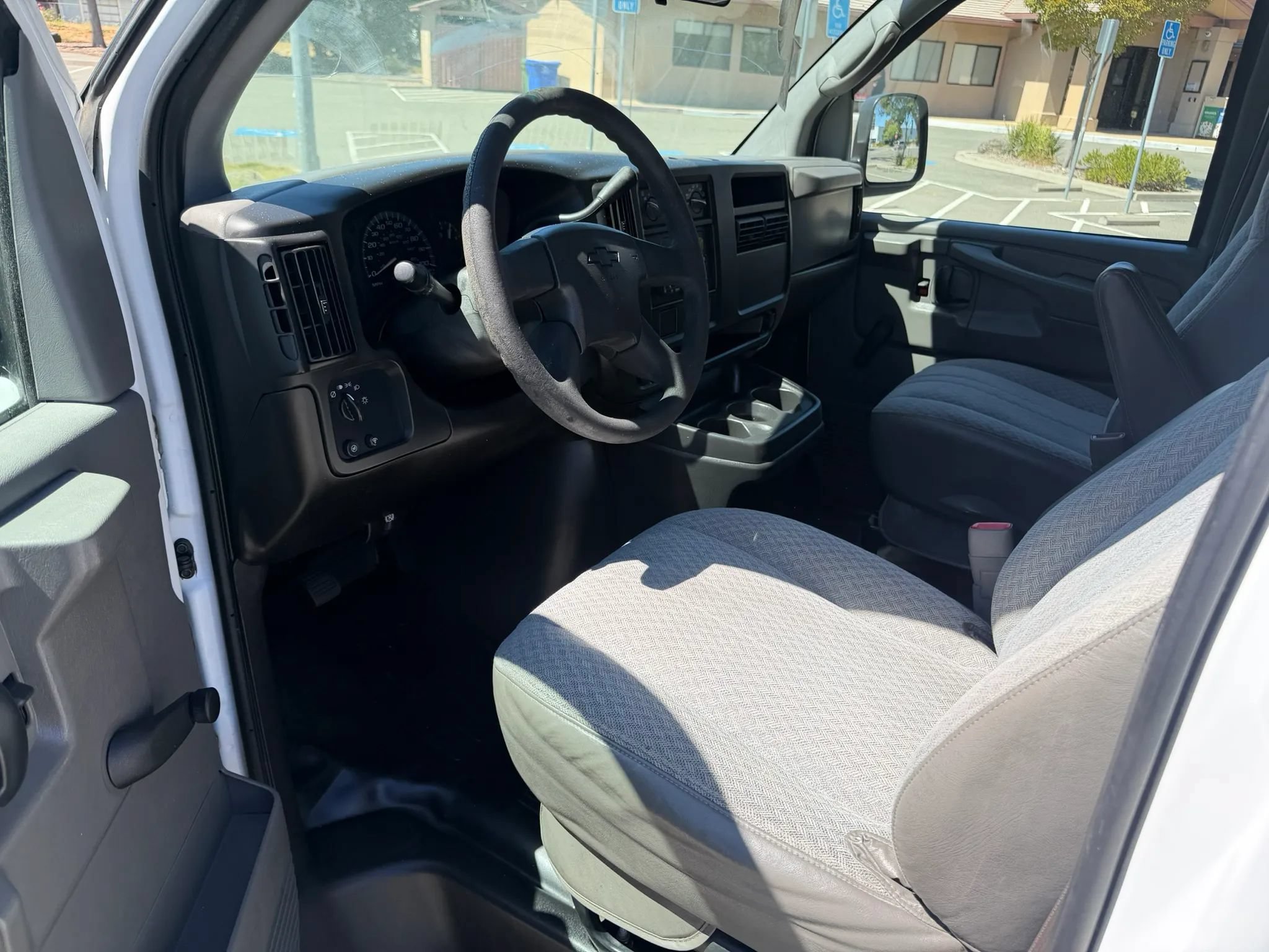 Used 2005 Chevrolet Express 2500 RWD image 3