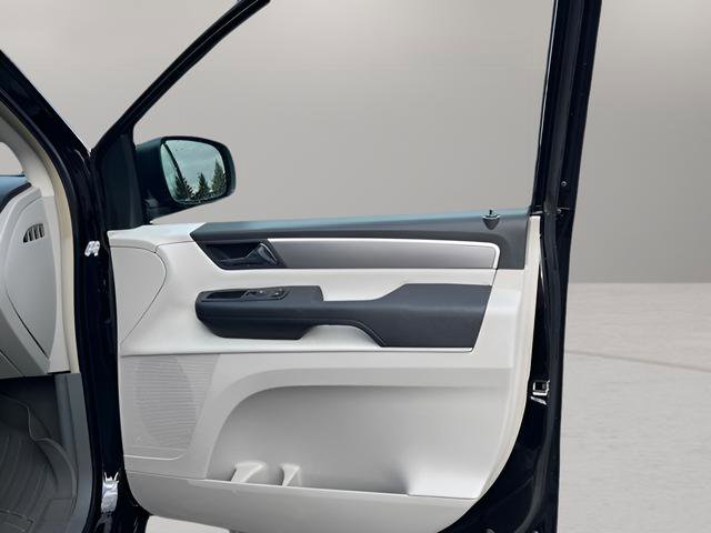 Used 2013 Volkswagen Routan SE image 30