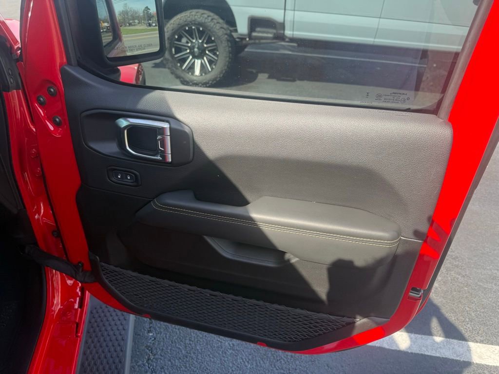 Used 2025 Jeep Wrangler Sahara image 19