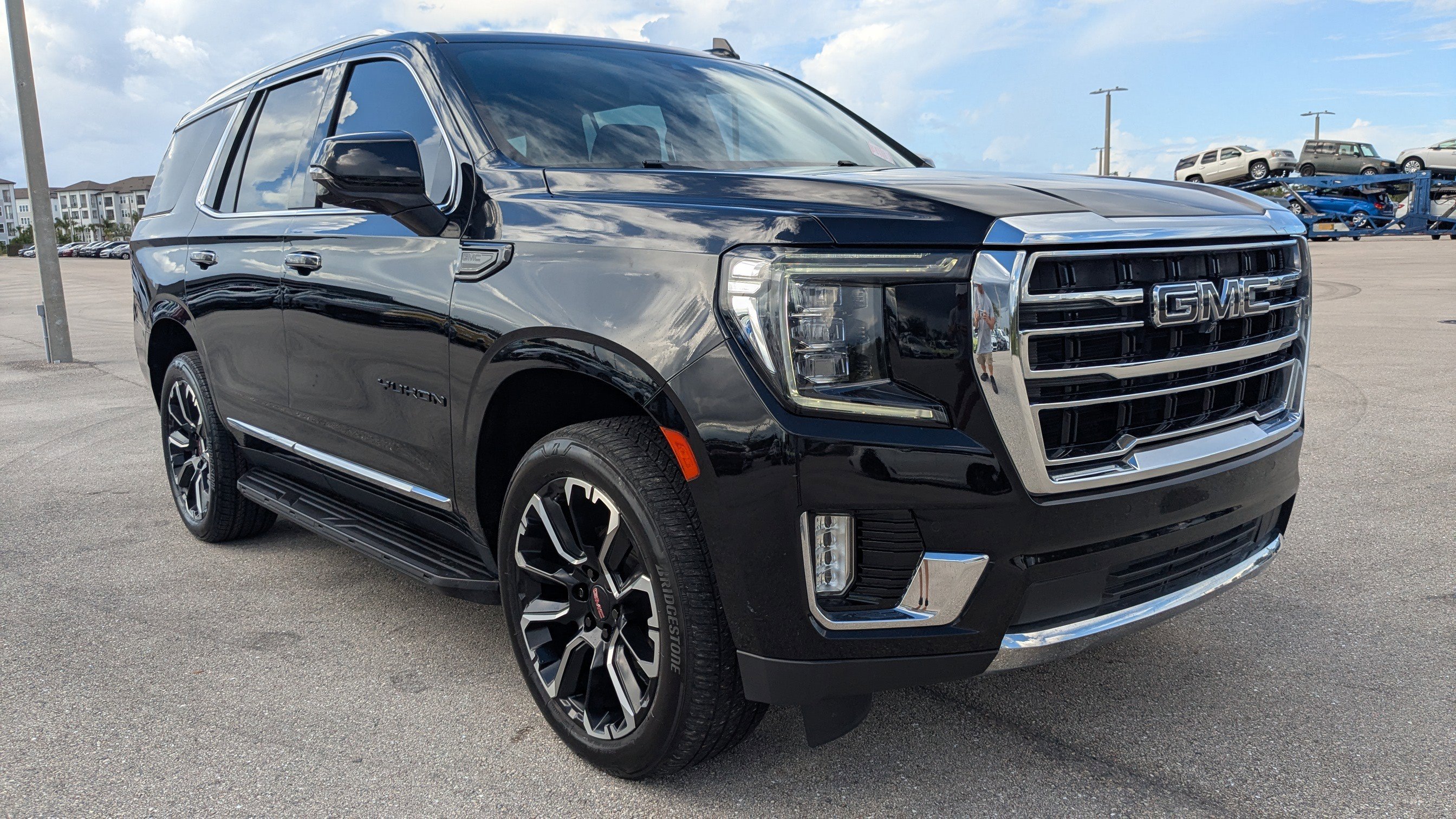 Used 2022 GMC Yukon SLT w/ SLT Premium Package image 2