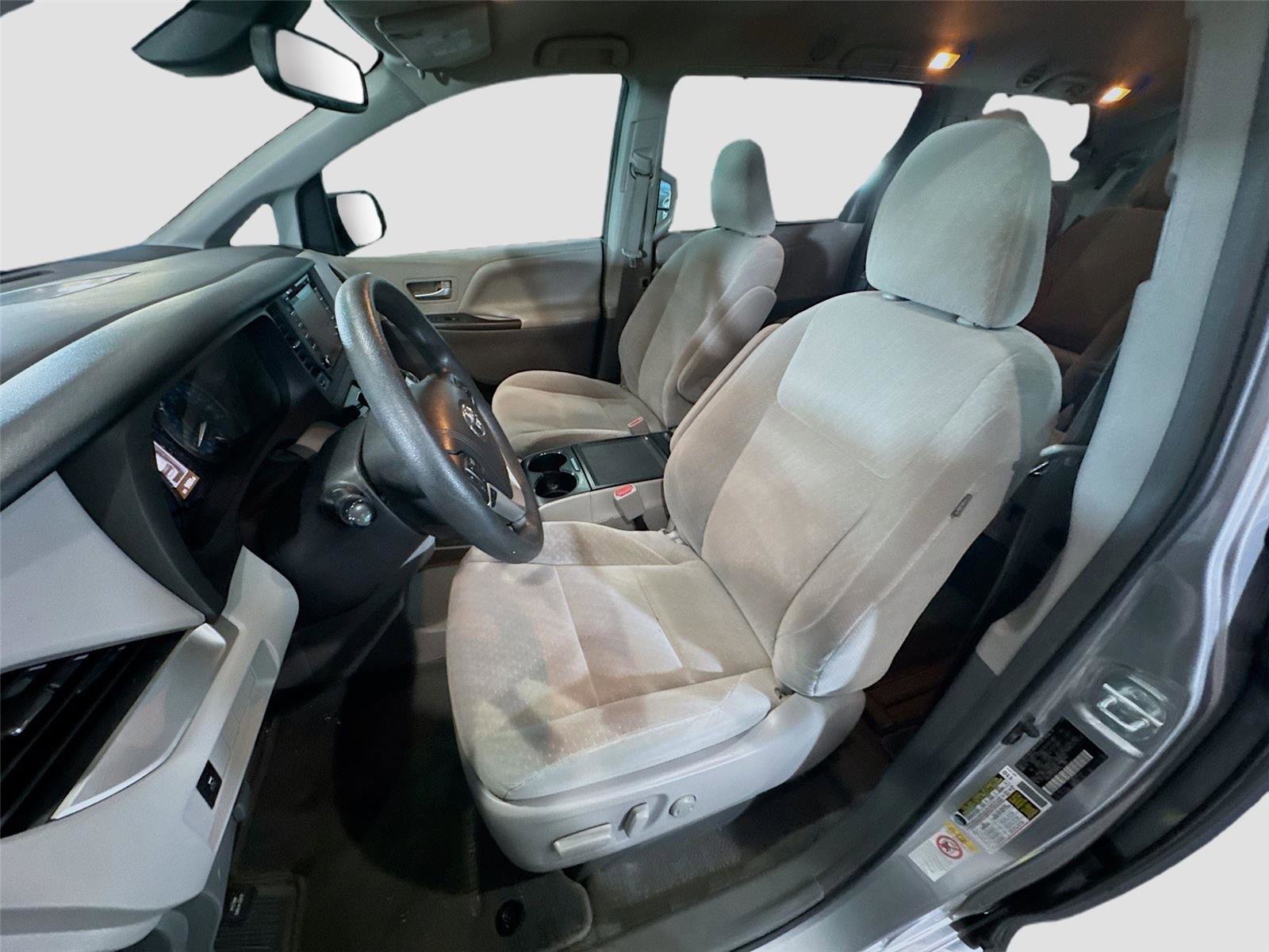 Used 2018 Toyota Sienna LE FWD image 9