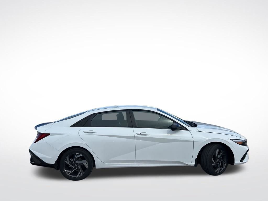 Used 2025 Hyundai Elantra SEL image 4